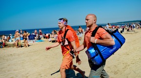 Men carrying a LIV LINE bag at the beach of Tylösand, Sweden.